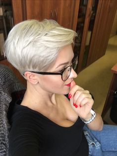 white short hairstyle Hair And Glasses, New Short Hairstyles, Thick Hair Cuts, Chic Short Hair, Short Hair Color, Short Pixie Haircuts