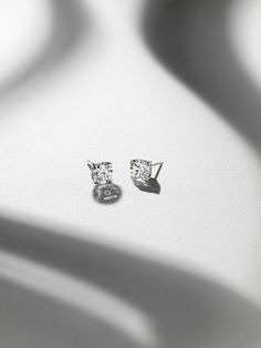 Diamond Product Photography, Diamond Jewellery Photography, Silver Jewelry Photography, Accessories Photography Ideas, Jewellery Advertisement, Jewellery Background, Ring Photoshoot