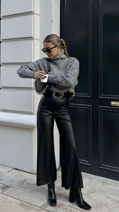 Madrid Outfits, Lederhosen Outfit, Leather Pants Outfit, Outfit Chic, Black Leather Pants, Looks Street Style, Looks Chic