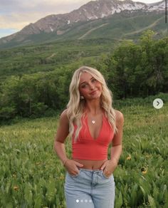 Senior Photoshoot Poses, Cute Photo Poses, Senior Photography Poses, Summer Poses, Summer Picture Poses, Summer Photoshoot, Photo Pose Style, Cute Preppy Outfits