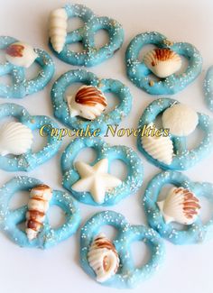 sea shells and seashells are arranged in the shape of pretzels