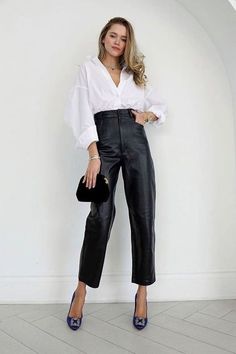 Culotte Outfit, Faux Leather Pants Outfit, Leather Trousers Outfit, Moda Over 40, Fall Office Outfits, Look Adidas, Leather Pants Outfit, Skandinavian Fashion, Chique Outfits