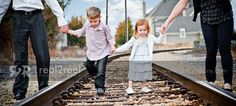 Summer Family Pictures, Family Photo Colors, Fall Family Pictures, Family Picture Outfits, Christmas Family Photos, Fall Family Photos, Family Picture, Picture Outfits