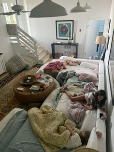 Best Friends Apartment Aesthetic, Cottage With Friends, Roomate Ideas Apartments, Hang Out Room Ideas, Roommates Aesthetic, Getting A House, Hangout Room Ideas, Hangout Space, Hangout Room