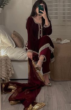 Trendy Outfits Indian, Velvet Dress Designs, Desi Fashion Casual, Fancy Dresses Long, Simple Pakistani Dresses