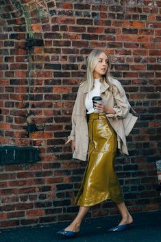 Comfy Winter, Mode Casual, Street Style Inspiration, Fashion Week Street Style, Street Chic, Popsugar, Winter Dresses, New York Fashion Week, New York Fashion