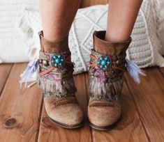 Estos cubre botas de estilo bohemio son el accesorio perfecto para decorar tus botas altas o botines, están realizados con materiales étnicos cuidadosamente seleccionados, en un proceso completamente artesanal, con ellos conseguirás que esas botas que llevas a todos sitios, y tienes super cómodas tengan un aire diferente cuando tú quieras y así podrás realzar ese estilo Boho-Chic que tanto nos encanta. Al comprar un producto, se incluye el par completo (pie izquierdo y pie derecho). Este anuncio es para un par de cubre botas, no incluye el calzado. Si necesitas un diseño a medida o para niña, no dudes en escribirme y lo diseñamos juntas Los cubre botas son ajustables para que se adapten a una variedad de anchos. Realizado con pañuelo de seda de la india, plumas y tira de abalorios multicol Estilo Boho Chic, Estilo Boho, Boho Chic, Womens Boots, Spain, Ships, Etsy Uk, Boots