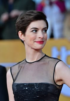 Cabelo Plus Size, Anne Hathaway Short Hair, Anne Hathaway Pixie, Hair Cut Styles, Short Hair Pixie Cuts, Super Hair, New Haircut, Pixie Hair, Short Pixie Haircuts