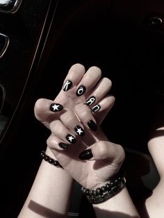 Korn Acrylic Nails, Slipknot Nails Acrylic, Band Nails Design, Emo Nail Ideas Short, Metal Nail Designs, Black Metal Nails, Metal Concert Nails, Metal Head Nails, Korn Band Nails