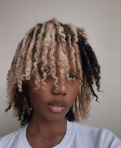 Platinum Blonde Locs, Dyed Dreads, Curly Dreads, Dreads Hairstyles, Loose Curly Hair, Feminine Masculine, Dyed Tips