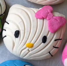 hello kitty cupcakes are decorated with fondant and bowknotns on them