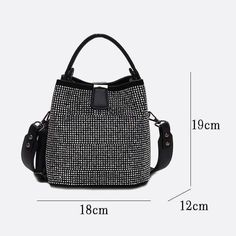 Añade fácilmente más glamour a tu estilo con este bolso bombonera de strass que aporta un toque bastante sobrio y elegante al acabado de tus conjuntos.

 Ideal para acompañar tus outfits elegantes, este bolso de mujer con strass se puede llevar en la mano gracias al asa de piel, o al hombro con la bandolera extraíble, que te permite variar todos los efectos de estilo en tus outfits y crear multitud de nuevas miradas.



 | EL BOLSO EN DETALLES

 Tipo : bolso de mano con bandolera
 Llevado : en la mano, al hombro o cruzado
 Correa para el hombro : extraíble
 Mango : extraíble
 Cierre : botón a presión
 Interior : un bolsillo con cremallera
 Material : cuero de poliuretano
 Acabado : pedrería
 Forro : poliéster
 Dimensiones : Alto 19 x Ancho 18 x Fondo 12 cm Rhinestone Handbags, Bucket Handbags, Color Plata, Leather Bucket Bag, Leather Bucket, Dressy Outfits, Chic Accessories, Small Crossbody, Leather Handle