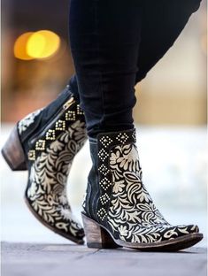 Embroider me pretty! Wink boots from Old Gringo Botas Western, Autumn Shoes Women, Autumn Shoes, Basic Boots, Wedding Boots, Chunky Heel Ankle Boots, Ankle Boots For Women, Bohol, Mode Casual