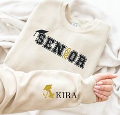 Custom Senior 2025 Sweatshirt, Class of 2025 Sweater ,Shirt with name written on the sleeve, Customize Year, Graduation gifts, Senior Shirts HOW TO ORDER 1 - Please check and review all listing photos. 2 - Please pick your t-shirt/sweatshirt/hoodie type and size. 3 -  Please pick your t-shirt/sweatshirt/hoodie color. 4 - Select the quantity. 5 - Click add to cart. 6 - Please click "Continue to Payment". PRODUCT INFORMATION ⭐ We have a size chart on our listing photos ⭐ All our simple color ones Senior Apparel Design, Senior Sweatshirts Ideas Diy, Senior Hoodie Ideas, Senior Sweaters, Senior Sweatshirts Ideas, Senior Year Diy, Senior Year Scrapbook, Senior Sweatshirts, Class Of 2025