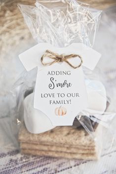 These adding smore love to our family party favor tags will be perfect for your Fall or Halloween baby shower, sprinkle, or gender reveal!  Tie these on bags of smores for cute personalized party favors! These are for gift tags only.  There is a link below to add the string. {WHAT YOU WILL RECEIVE} QTY 1 = 10 Gift Tags  EXAMPLE (if you want 30 tags add qty 3 to your cart) ►Pumpkin Color: Choose your pumpkin color from the drop down box. Tags are white with black ink. ►Size: Choose your size from the drop down box ►This purchase is ONLY for the tags. Any other items in the picture are NOT included and are pictured as an example of how to use them. {PERSONALIZATION} ►Remember to type your personalization details in the box prior to adding it to your cart. If you want the saying the same all Gender Reveal Ideas For Party Pumpkin, Thank You For Popping By, Smores Baby Shower Favors, Fall Themed Party Favors, Baby Shower Theme October, Twin Baby Shower Ideas Fall, Boy Baby Shower Fall Theme, Baby Sprinkle Fall Theme, Baby Shower Themes For Boys Fall