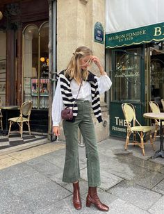 Why not add a retro style touch to your fall outfits with a pair of corduroy pants? We just love this look with green corduroy pants, brown ankle boots and a white button-up shirt for casual autumn errands. Dig in for more inspo! Fall Winter Looks, Corduroy Pants Outfit, Spain Outfit, Dinner Outfit Casual, Latina Outfits, Smart Casual Work Outfit, Chic Coat, Traje Casual, Going Viral