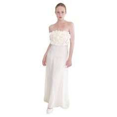 This strapless floral top ivory silk dress is the perfect combination of modern and romantic. The luscious ivory silk fabric adds a touch of luxury and elegance, making it perfect for a wedding day or bridal week. Embrace the clean girl aesthetic with this stunning dress. Condition: Excellent Condition Material: Silk Sleeve Style: Sleeveless Neckline: Strapless Straight Across Closure: Zipper, Hook and Eye Closures Details: Flower bodice, maxi length, ivory silk fabric Length: Maxi length Care Instructions: Dry clean only Measurements: Length: 50" Empire Waist: 30" Waist: 34" Hips: 44" Bust: 34" Bridal Gowns Vintage, Ivory Silk, Top Floral, Vintage Bridal, Stunning Dresses, Empire Waist, Silk Fabric, Silk Dress, Day Dresses