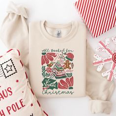 Chemise de Noël réservée à la quatrième aile, pull de Noël rat de bibliothèque, sweat-shirt arbre de Noël livre, Noël Booktok, collège de guerre de Basgiath C O O W R O R D E R ? Veuillez vérifier et examiner toutes les photos Sélectionnez la taille et la couleur de la chemise dans le menu déroulant Après avoir choisi la couleur et la taille, vous pouvez écrire ce que vous voulez dans le champ de personnalisation. (S'il s'agit d'une annonce personnalisable) puis ajoutez ce t-shirt à votre panier. Faites cela pour d'autres t-shirts. Vous devez rassembler tous les t-shirts dans le même panier et effectuer le paiement. Si vous êtes pressé, vous pouvez acheter un surclassement de livraison sur la page de paiement. Livraison Nous essayons d'expédier le même jour si nous ne pouvons pas le faire Booktok Christmas, Book Tree, Fourth Wing, Christmas Book, Christmas Books, Workout Tshirts, Customer Experience, Christmas Shirt, Christmas Sweater