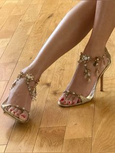 #heelsaddict #heels #goldelegance #goldenheels Feminine Shoes, Shoes Aesthetic, Shoes Heels Classy, Classy Shoes, Heels Classy, Fancy Shoes