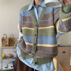 Herbstästhetischer gestreifter Cardigan

 Werten Sie Ihre Herbstgarderobe mühelos mit unserem Autumn Aesthetic Striped Cardigan auf. Dieser Cardigan wurde mit einer einzigartigen Kombination herbstlich inspirierter Farben gefertigt und strahlt einen eleganten und anspruchsvollen Look aus. Sein gestreiftes Design verleiht einen Hauch von Textur, während der weiche Stoff für eine bequeme und gemütliche Passform sorgt. Dieser Cardigan ist perfekt, um jedem Outfit eine stilvolle Schicht hinzuzufügen und ein Must-have für die Saison.

 Größe:
 • S: Brustumfang: 116 cm/ 45,7 Zoll. Länge: 66 cm/ 26,0 Zoll. Ärmel: 53 cm/ 20,9 Zoll
 • M : Brustumfang: 118 cm, Länge: 67 cm, Ärmel: 54 cm
 • L: Brustumfang: 120 cm/ 47,2 Zoll. Länge: 68 cm/ 26,8 Zoll. Ärmel: 55 cm/ 21,7 Zoll
 • XL: Brustumfang: 122 cm Cardigan Rosa, Sweater Details, Green Sweater Cardigan, Estilo Preppy, Cozy Fits, Autumn Aesthetic, Women Sleeve, Striped Cardigan, Kawaii Clothes