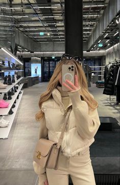 Outfits Invierno Frio, London Autumn Outfit, Formal Outfit Ideas, Teens Outfits, Winter Night Outfit, Aesthetic 2023, Winter Fashion Trends, Outfits To Copy, Japan Outfit