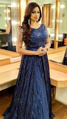 Blue Lehenga Makeup Looks, Reception Lehanga, Plus Size Ball Dresses, Organza Gown Designs, Bollywood Singers, Bossy Quotes, Shreya Ghoshal