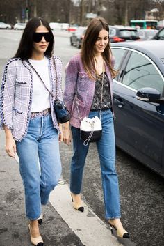 'TWEED'! UMA TENDÊNCIA COM HISTÓRIA. #tweed #fashionhistory #historiadamoda #classico #intemporal #tendência #trendy #timelessfashion #chanel #chanelinspired #streetstyle #parisfashionweek #blazer #jeans Paris Fashion Week Men, Fashion Paris, Giovanna Battaglia, Design Moda, Street Style Trends