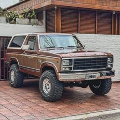 a brown truck parked in front of a building