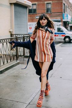 Platform Sandals With Socks, Socks And Sandals Outfit, Back In 1953, Fishnet Stockings Outfit, Platform Sandals Outfit, Shoe Outfits, La Street Style, Natalie Off Duty, Camo Dress