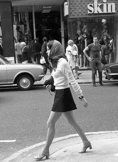 70s Mode, Fashion 60s, Swinging London, Tokyo Street Fashion, Carnaby Street, Woman Walking, Model Pose, Swinging Sixties