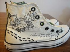 I want!!! Harry Potter Boots Shoes, Harry Potter Converse, Harry Potter Shoes, Stile Harry Potter, Embroidered Converse, Cute Converse