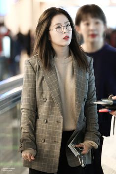 Korean Airport Fashion, Colourful Fashion, Fashion Airport, Bae Joohyun, Brown Outfit, Airport Fashion, Korean Celebrities