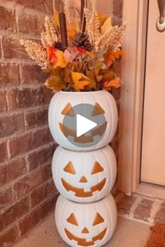 Diy Projects For Fall, Small Front Porch Christmas, Diy Outside Christmas Decor, Halloween Decorations Apartment, Porch Diy, Pumpkin Decorating Contest, No Carve Pumpkin Decorating, Fun Costumes, Window Crafts