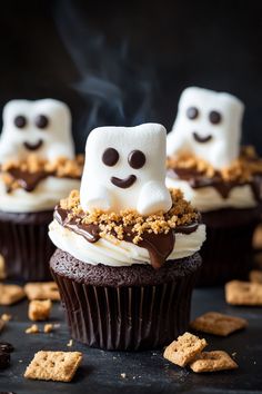 Ghostly S’mores Cupcakes with Marshmallow Ghosts Halloween Ghost Marshmallows, Cute Spooky Desserts, Cauldron Cupcakes Halloween, Marshmallow Ghosts Halloween, Halloween Treats Marshmallow, Halloween Desserts Chocolate, Ghost Dessert Ideas, Things To Bake Halloween, Cupcake Recipes Halloween