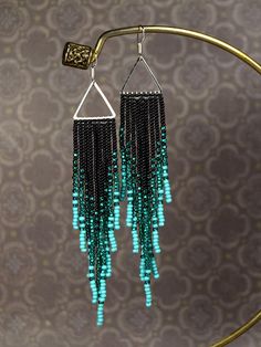 Stylish native beaded earrings Emerald color Blac color How To Make Beaded Earrings, Diy Beaded Earrings, Hoop Earrings Diy, Anting Manik, Seed Bead Tutorials, Earrings With Beads, Pola Manik, Beaded Jewelry Earrings, Earrings Emerald