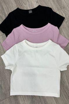 baby tee Pictures Of Crop Tops, Crop Tops Trendy, Trendy Shirts Crop Tops, Baju Crop Top, Trendy Tops For Teenagers, Crop Tops Outfits, Blusas Crop Top, Cool Tops, Trendy Crop Tops