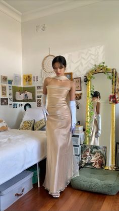 Modest Vintage Dress, Y2k Wedding Outfit, Great Gatsby Dress Prom, Prom Dresses Curly Hair, Night At The Oscars Outfit, J Prom Dresses, Princess Formal Dress, Vintage Hollywood Dresses Prom, Prom Dress With Gloves Vintage