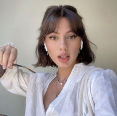 Short Hair Messy Bangs, Short Hair On Round Faces, Haïr Style For Short Hair With Bangs, Bangs For Bob Hairstyle, Short Hair Styles With Fringes, 60s Bangs Short Hair, Short Bangs Styling, Short Face Framing Bangs, Short Haircut Women With Bangs