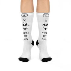 Nurse Offduty gepolsterte Crew-Socken. Diese gepolsterten DTG-Crew-Socken sind eine Einheitsgröße, die sowohl auf Funktion als auch auf Aussehen ausgelegt ist. Mit der vollständig gepolsterten Ferse bis zur Spitze bieten diese Socken überragenden Komfort, während das DTG-Druckverfahren einen gestochen scharfen, faltenfreien Druck ermöglicht. Bestehend aus 73% Polyester, 18% Nylon, 6% Elasthan und 3% Baumwolle sind diese Socken eine gehobene Alternative zu den typischen Sublimationssocken und bie Nurse Socks, Best Socks, Socks Funny, Socks Gift, Funny Nurse, Nurse Humor, Cool Socks, Socks And Hosiery, Nurse Gifts