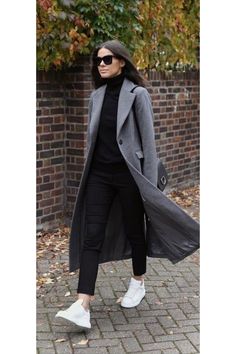 Black Work Pants Outfit Winter, Outfit Manteau Gris, Grey Coat Outfit Winter, Grey Coat Outfit, Mode Mantel, Gray Coat, Fotografi Vintage, Winter Fashion Outfits Casual