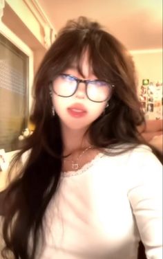 Brown Hair Outfit Ideas, Knight Lady, Asian Glasses, Bangs And Glasses, Blowout Hair Tutorial, Bombshell Hair, Korean Hair Color, Hairstyles With Glasses