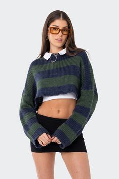 PRODUCT INFO Knitted Sweater Cropped fit Acrilan Model wears size S Model height is 5'7 Item care: Hand wash Cropped Knitted Sweater, Sweater Cropped, Cropped Knit Sweater, Sweater Crop, Mode Chic, Style Looks, Street Style Looks, Knitted Sweater, Green Stripes