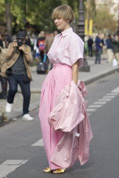 5 Days of Fearless Street Style From Paris Fashion Week Edgy Princess, Plunging Dress, Lana Condor, Dopamine Dressing, Pink Lifestyle, Paris Fashion Week Street Style, Plunge Dress, Popsugar Fashion, Woman Style