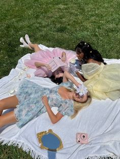 Picnic Photo Shoot, Picnic Inspiration, Party Photoshoot, Sac Diy, Picnic Birthday, Princess Core, Picnic Date, Rainbow Aesthetic, Tea Party Birthday