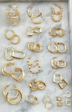 An earring is a piece of jewelry attached to the ear via a piercing in the earlobe or another external part of the ear (except in the case of clip earrings, which clip onto the lobe), or, less often, by some other means. Dreamy Jewelry, قلادات متدلية, Golden Jewelry, Jewelry Accessories Ideas, Dope Jewelry, Classy Jewelry, Jewelry Essentials, Jewelry Lookbook, Girly Jewelry