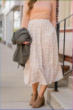 Mid Length Skirt Outfit Casual, Innocent Style Outfits, Comfy Feminine Style, Casual Feminine Outfits Plus Size, Mid Size Modest Outfits, Modest Spring Fashion, Feminine Business Casual, Stylish Modest Outfits, Modest Cottagecore