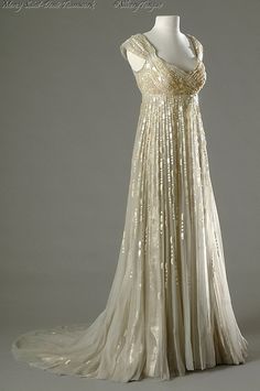 Merle Oberan wore this gorgeous champagne-colored empire gown in the 1954 movie Desiree. Desiree 1954, Costumes again designed by Rene Hubert. Empire Gown, 파티 드레스, فستان سهرة, Historical Dresses, 1950s Fashion, Gorgeous Gowns, Mode Vintage