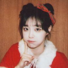 loona chuu kim jiwoo polaroid christmas icon Christmas Kpop Pfp, Christmas Kpop Icon, Loona Christmas Pfp, Chuu Christmas, Chuu Laptop Wallpaper, Chuu Christmas Icons, Kpop Christmas Icons, Kpop Xmas, Loona Christmas Icons