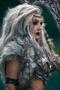 Viking Makeup, Vikings Halloween, Viking Warrior Woman, Viking Aesthetic, Group Cosplay, Viking Costume, Viking Women, Viking Hair