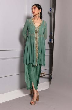 Short Kurti Designs, Suits For Women Indian, A Line Kurti, Indian Fashion Trends, Maxi Dress Designs, Short Kurta, Style Guru, Georgette Blouse, Georgette Dress